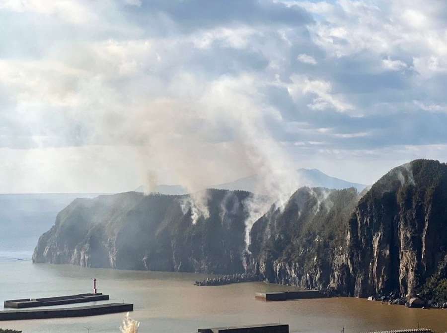 １月に発生した三島村硫黄島の火災現場＝同村提供