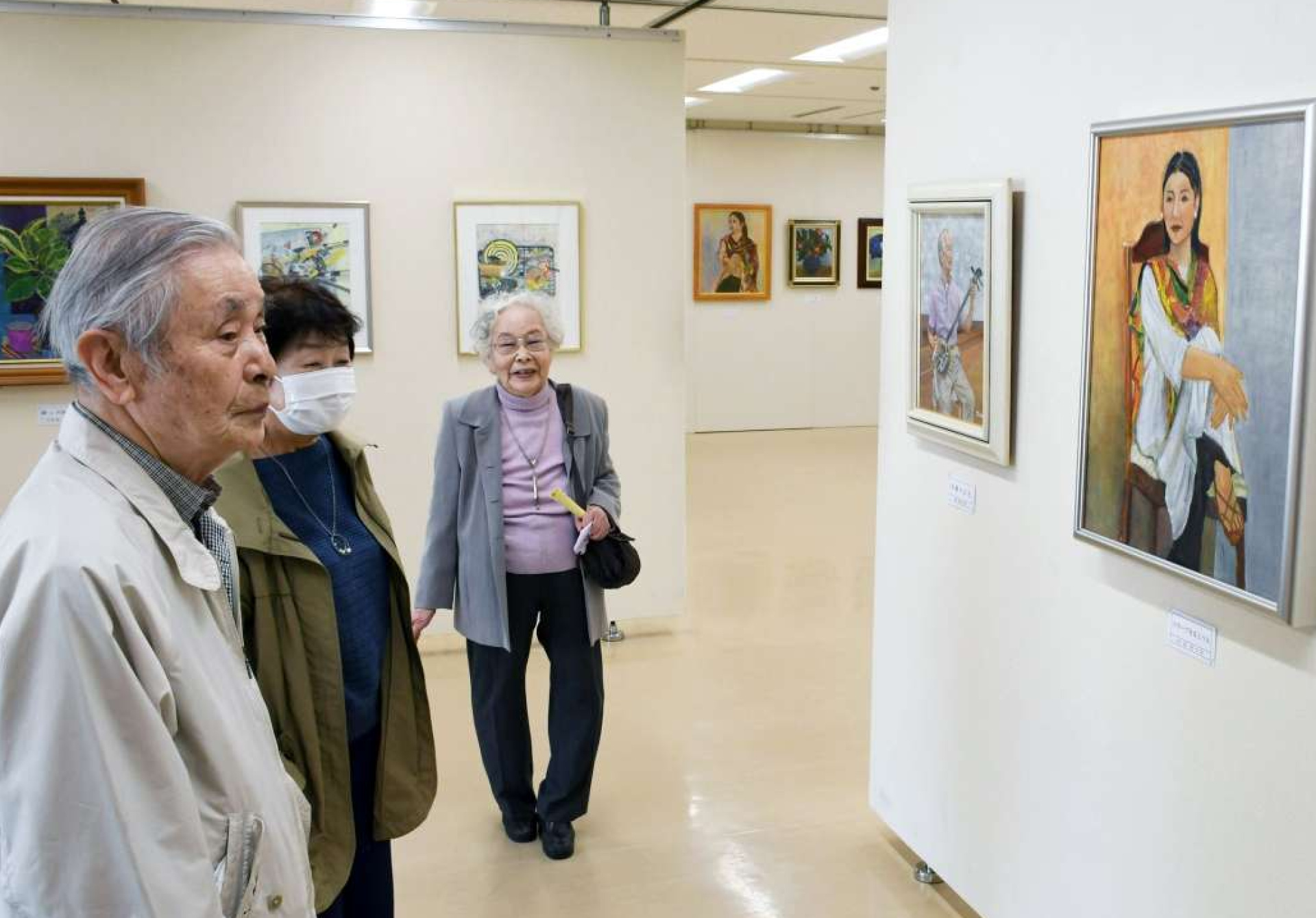 人物や風景画など多様な表現が並ぶ会場＝８日、鹿児島市立美術館