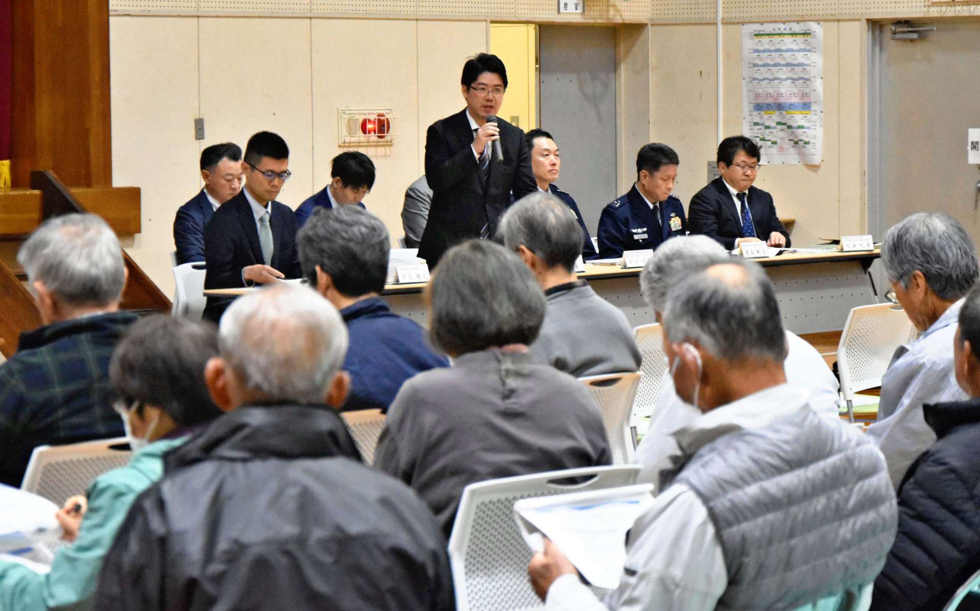 Ｆ３５Ｂの訓練について防衛省が開いた住民説明会＝１０日午後７時半すぎ、宮崎県新富町