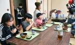 カンパチ丼を食べる子どもたち＝垂水市旭町の市民館