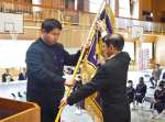 佐多地区小中一貫校開設式で校旗を渡す生徒代表＝南大隅町佐多