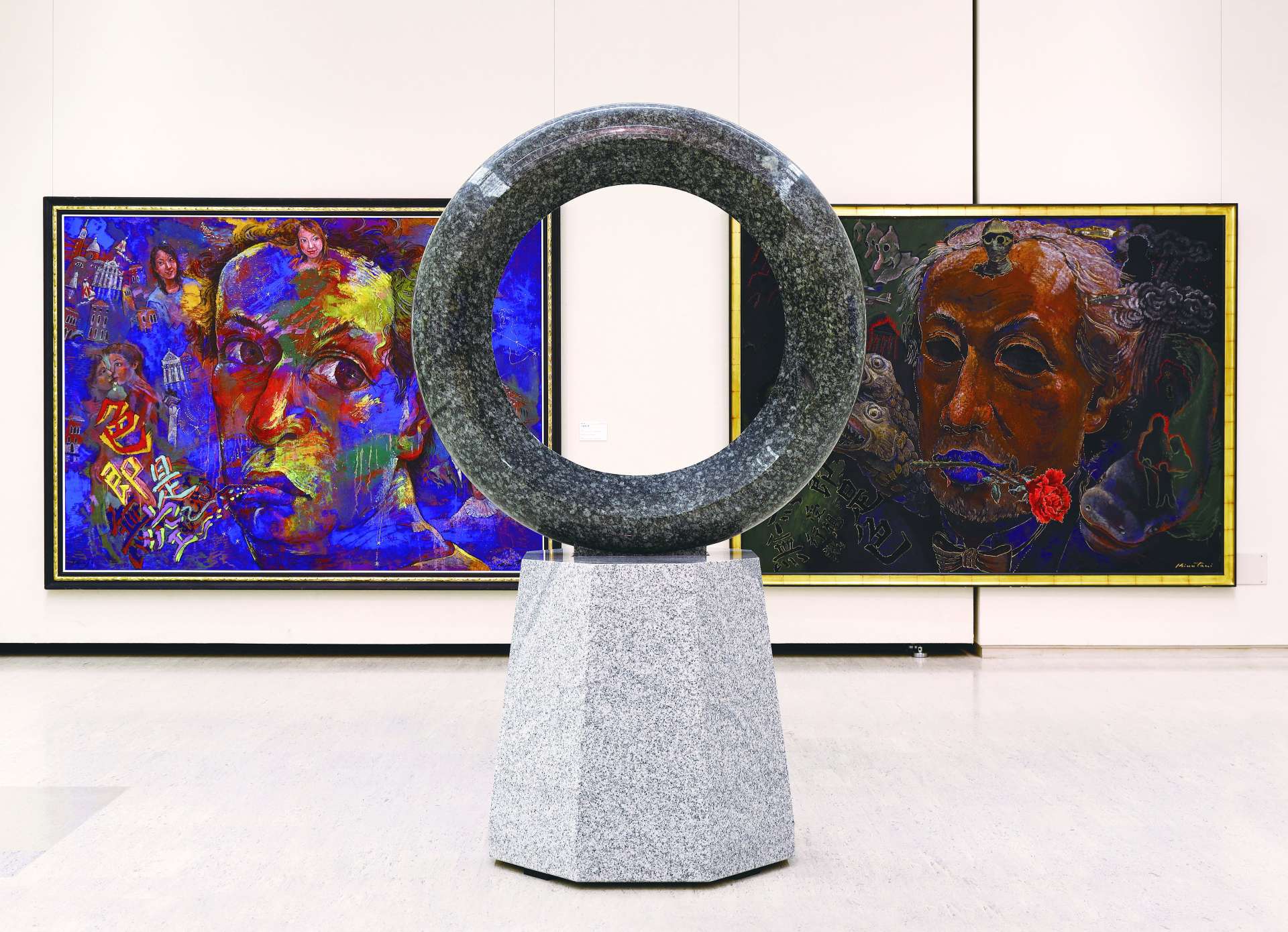 絹谷幸太「Ｃｉｒｃｕｌａｒ　Ｓｔｒｕｃｔｕｒｅ＿００１ａ」２０２５年、花こう岩（南アフリカ、茨城県）、２３０×１４０×９０センチ