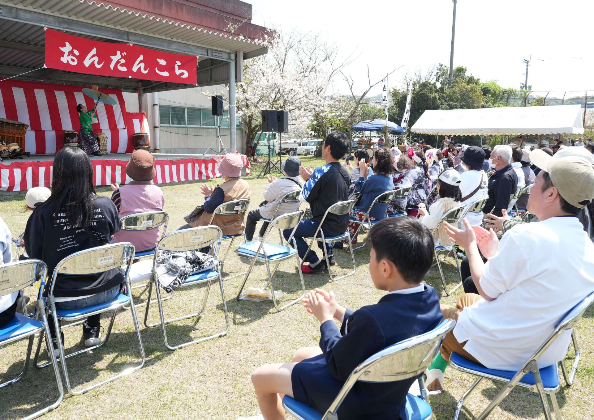 演芸ステージを楽しむ来場者＝垂水市本城の三和センターグラウンド