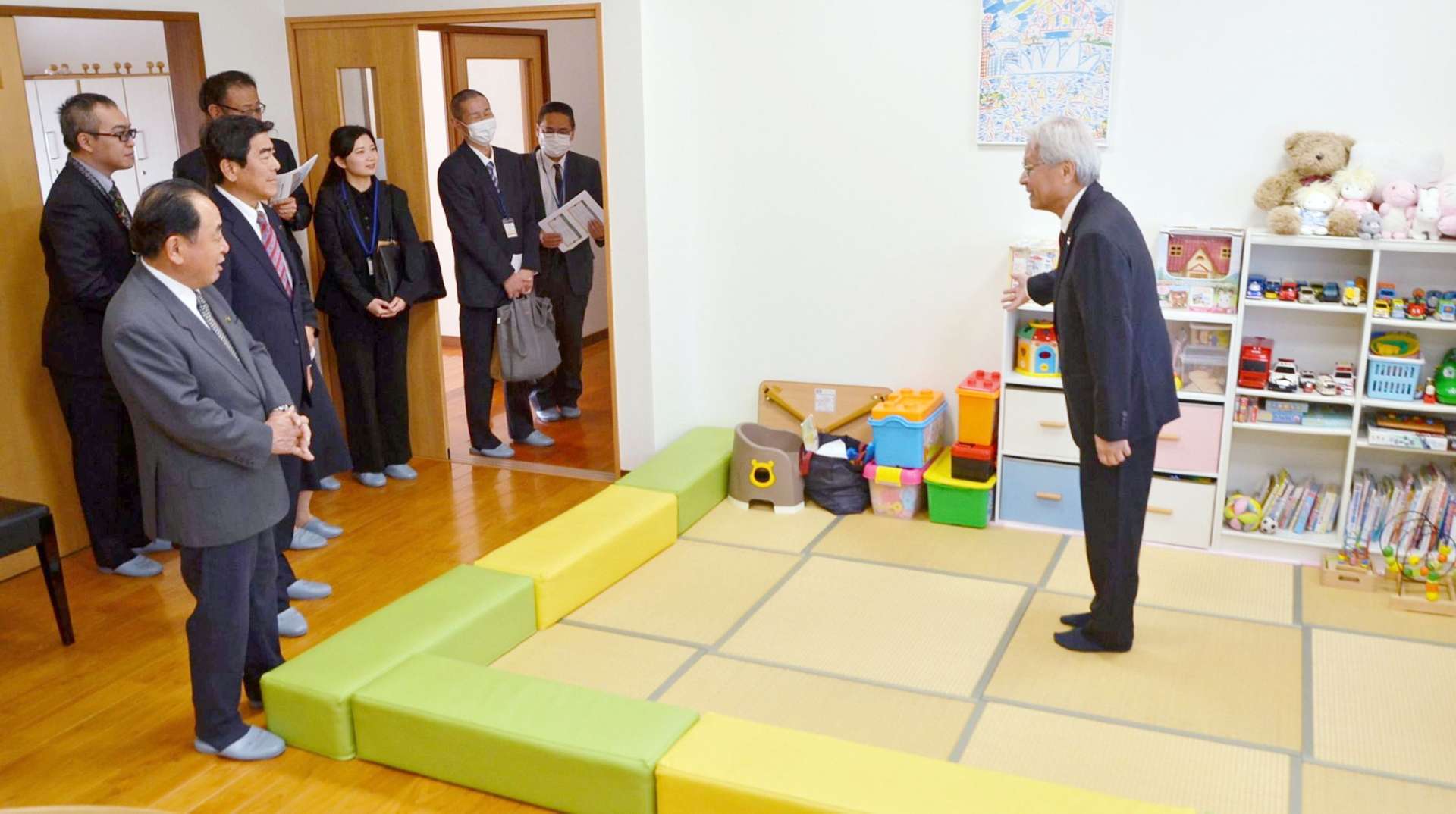 開所した「里親支援センターもぜもぜ」を見学する福祉関係者ら＝１１日、南さつま市加世田