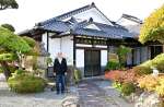 市来大迫家住宅と管理する大迫大一郎さん＝いちき串木野市湊町３丁目