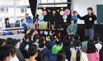 ３０周年イベントで子どもたちに話をする「おはなし子ども会」＝２月、南種子町中央公民館