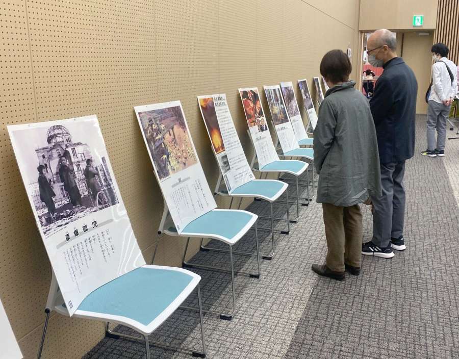 「ＧＡＴＥ」の上映会場で開かれた原爆のパネル展＝鹿児島市のかごしま国際交流センター