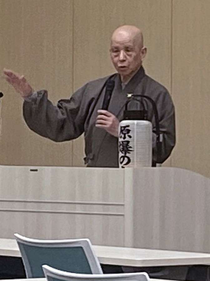 （上）【預Ｓ注意】「ＧＡＴＥ」の【預Ｅ注意】上映会場で開かれた原爆のパネル展（下）「ＧＡＴＥ」の公開時と、その後の核廃絶状況を説明する鎌田厚志さん＝鹿児島市のかごしま国際交流センター