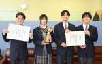 「ＡＩ甲子園ｉｎやまがた」で最優秀賞に選ばれた鹿児島情報高校の（左から）下大迫龍空さん、庭田かりんさん、中間一希さん、渡邊貴心さん＝１１日、鹿児島市役所