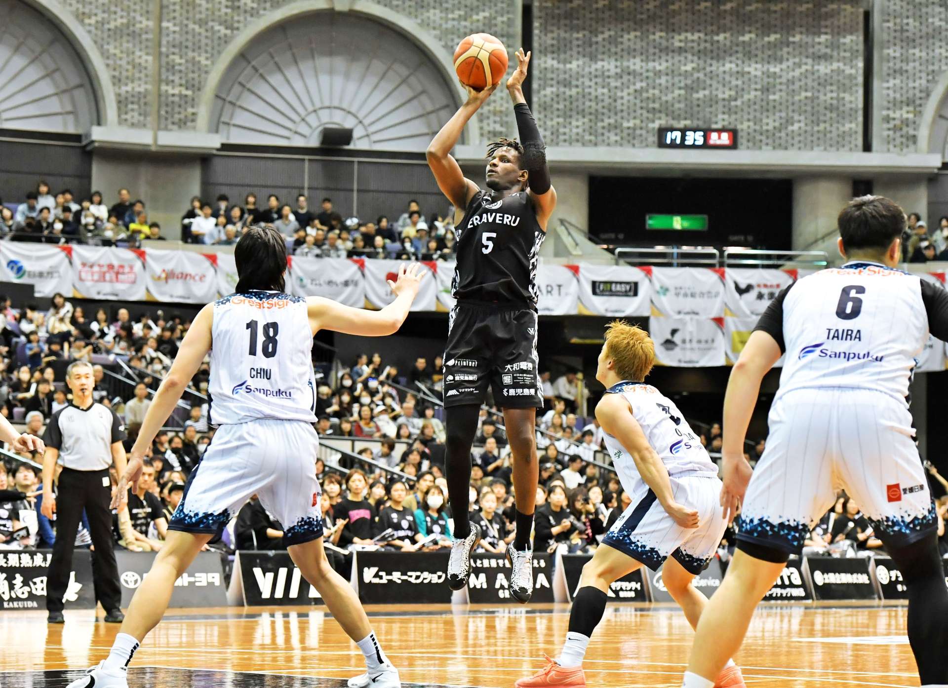 第２クオーター、シュートを決めるレブナイズの伴馬＝鹿児島市の西原商会アリーナ