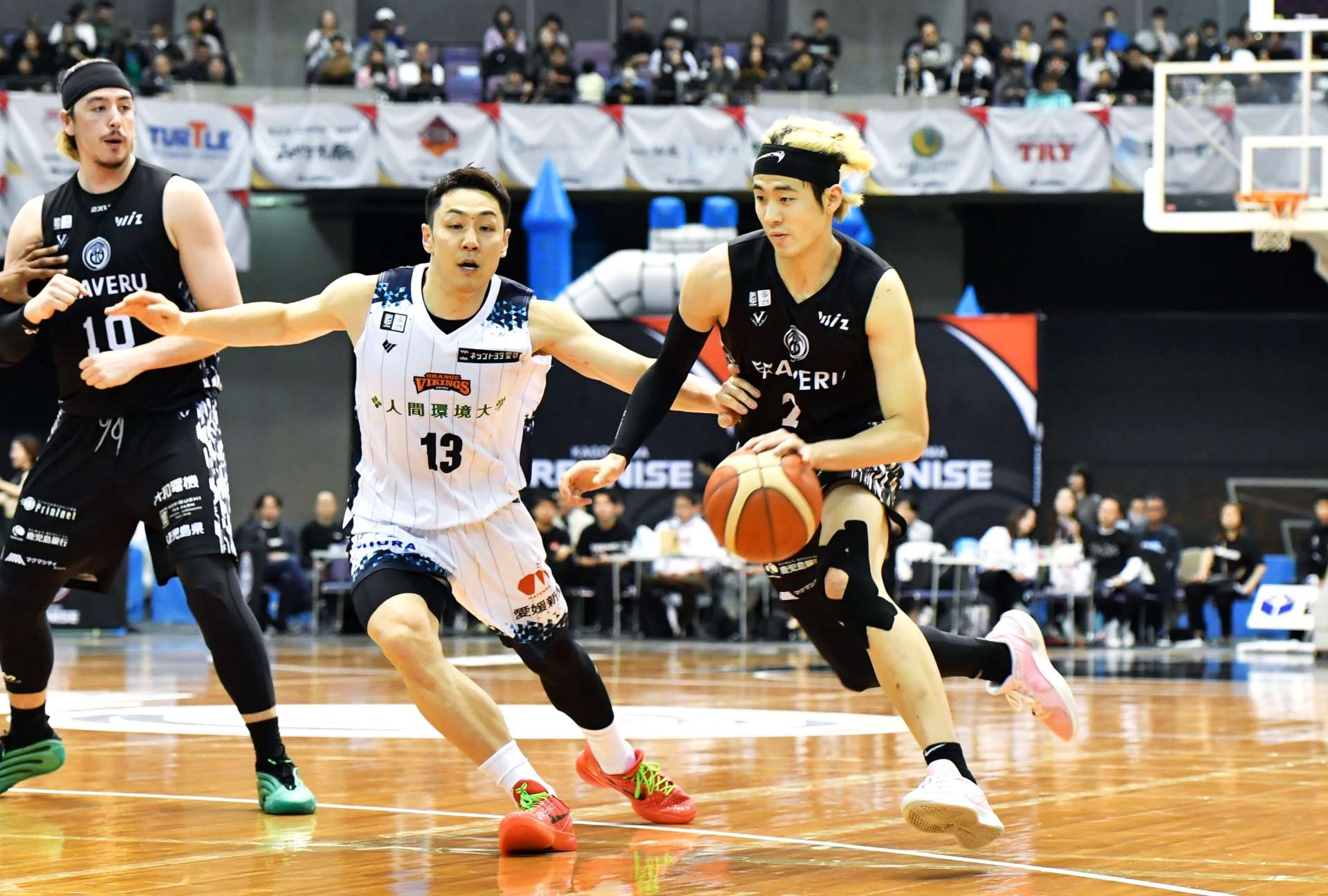 第２クオーター、敵陣に切り込むレブナイズの飴谷＝鹿児島市の西原商会アリーナ