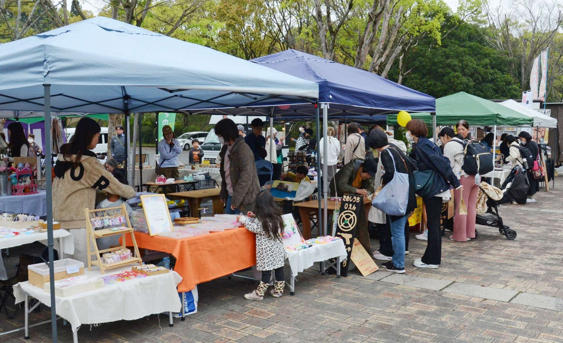約３０店が並ぶ「けんもりマルシェ」＝１２日、鹿児島市犬迫町のかごしま健康の森公園