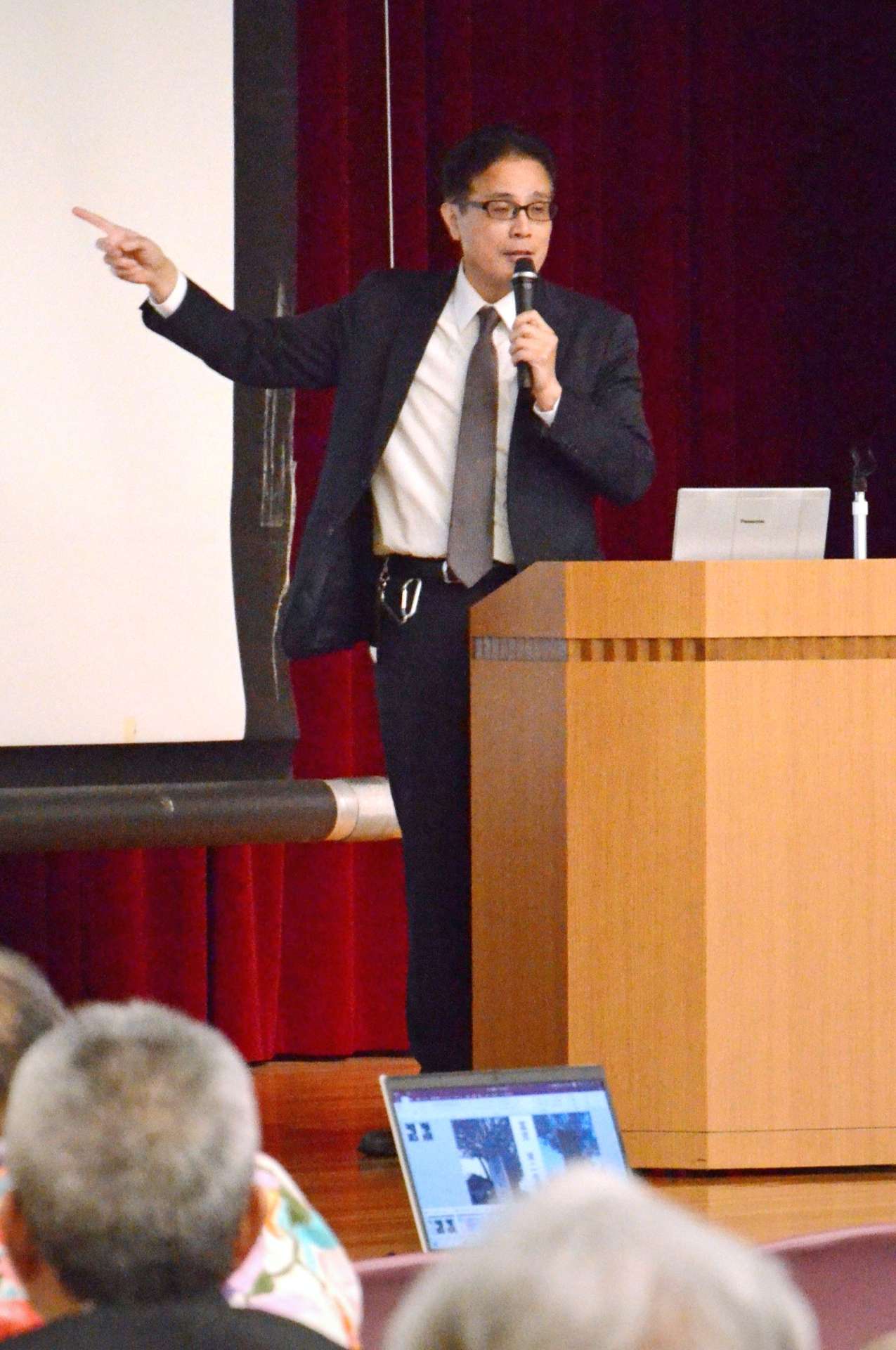 ＮＨＫ連続テレビ小説「虎に翼」の主人公モデルの三淵嘉子さんについて話す清永聡解説委員＝５日、鹿児島市鴨池新町