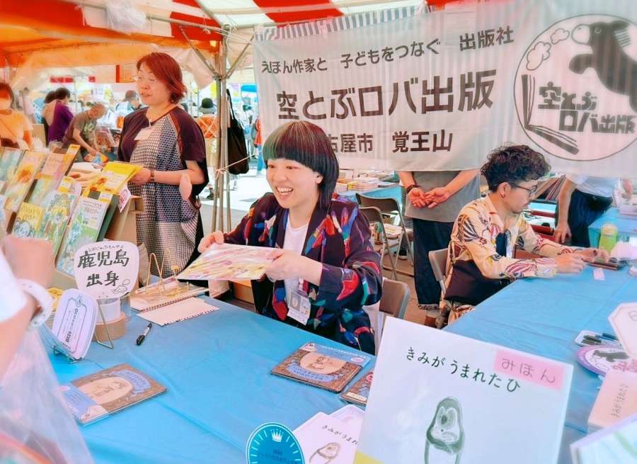 ワークショップを開くかこいかぐみさん（中央）＝２０２４年５月、東京都