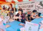 ワークショップを開くかこいかぐみさん（中央）＝２０２４年５月、東京都