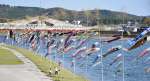 悠々と泳ぐこいのぼり＝薩摩川内市の川内川河川敷