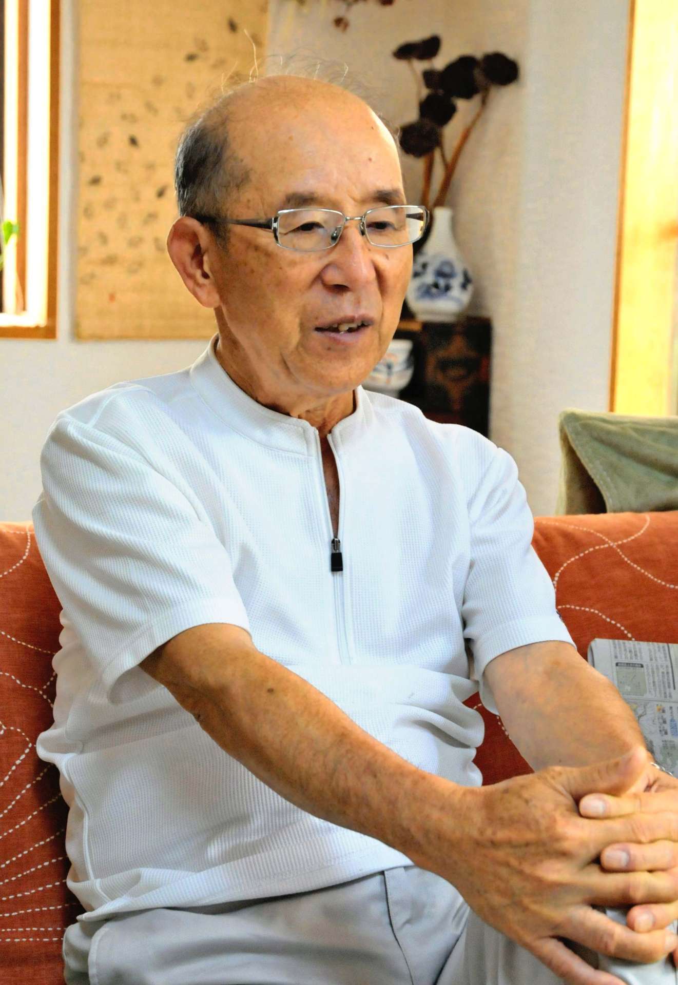 幼心に刻まれた恐ろしい思い出を語る瀬戸下勝男さん＝姶良市東餅田