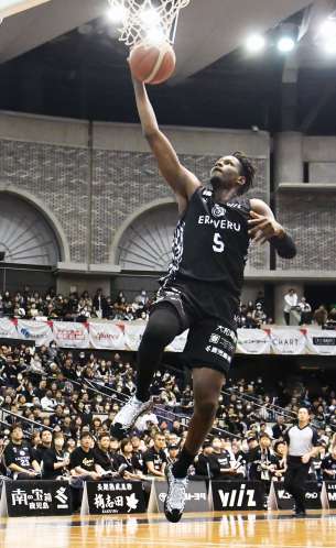 前半、ダンクシュートを決めるレブナイズの伴馬＝鹿児島市の西原商会アリーナ