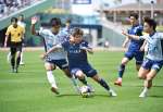 前半、ドリブルで攻め上がる鹿児島Ｕの福田＝鹿児島市の白波スタジアム