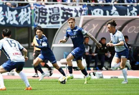 前半、サイドを攻め上がる鹿児島Ｕのアンジェロッティ＝鹿児島市の白波スタジアム