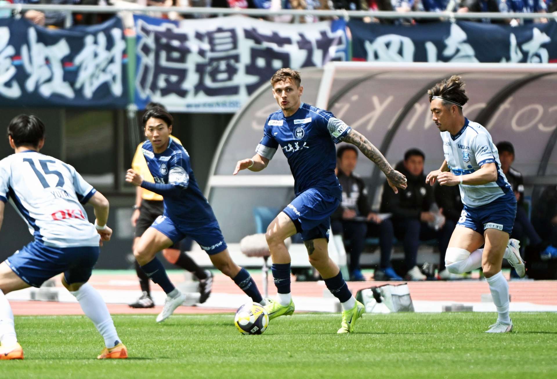 前半、サイドを攻め上がる鹿児島Ｕのアンジェロッティ＝鹿児島市の白波スタジアム