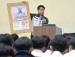 自転車のヘルメット着用を呼びかける倉田孝一さん＝１１日、出水市の出水中央高校