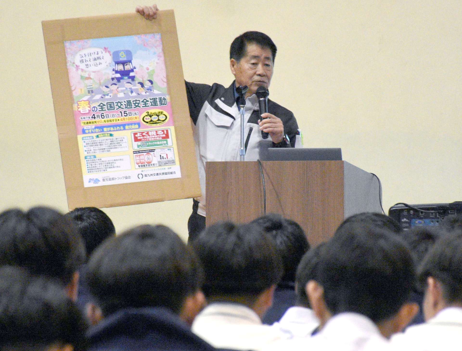 自転車のヘルメット着用を呼びかける倉田孝一さん＝１１日、出水市の出水中央高校