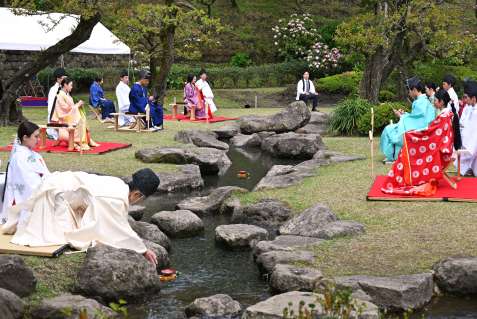 古式にのっとり優雅に繰り広げられる「曲水の宴」＝１３日、鹿児島市の仙巌園