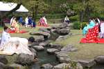 古式にのっとり優雅に繰り広げられる「曲水の宴」＝１３日、鹿児島市の仙巌園