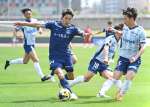 後半、ゴールに迫る鹿児島Ｕの青木＝白波スタジアム