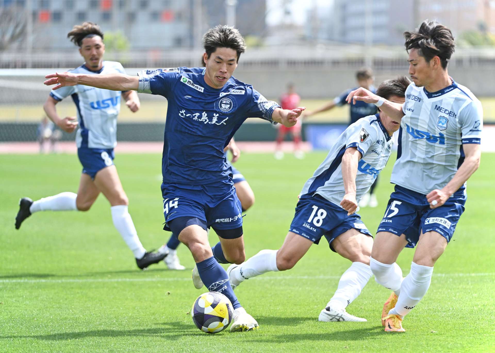 後半、ゴールに迫る鹿児島Ｕの青木＝白波スタジアム