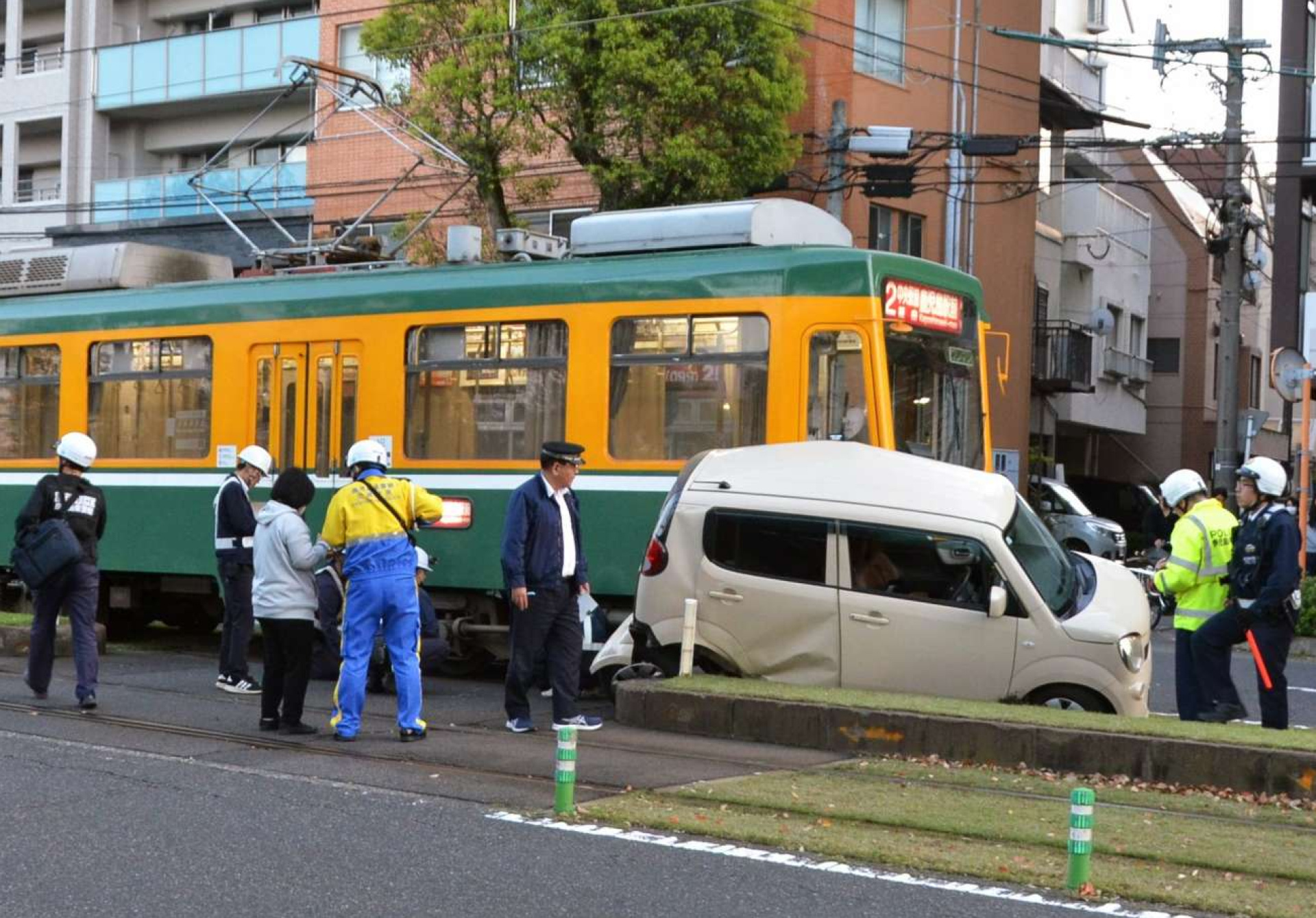 ２日に起きた市電と軽乗用車の接触事故現場＝鹿児島市郡元１丁目