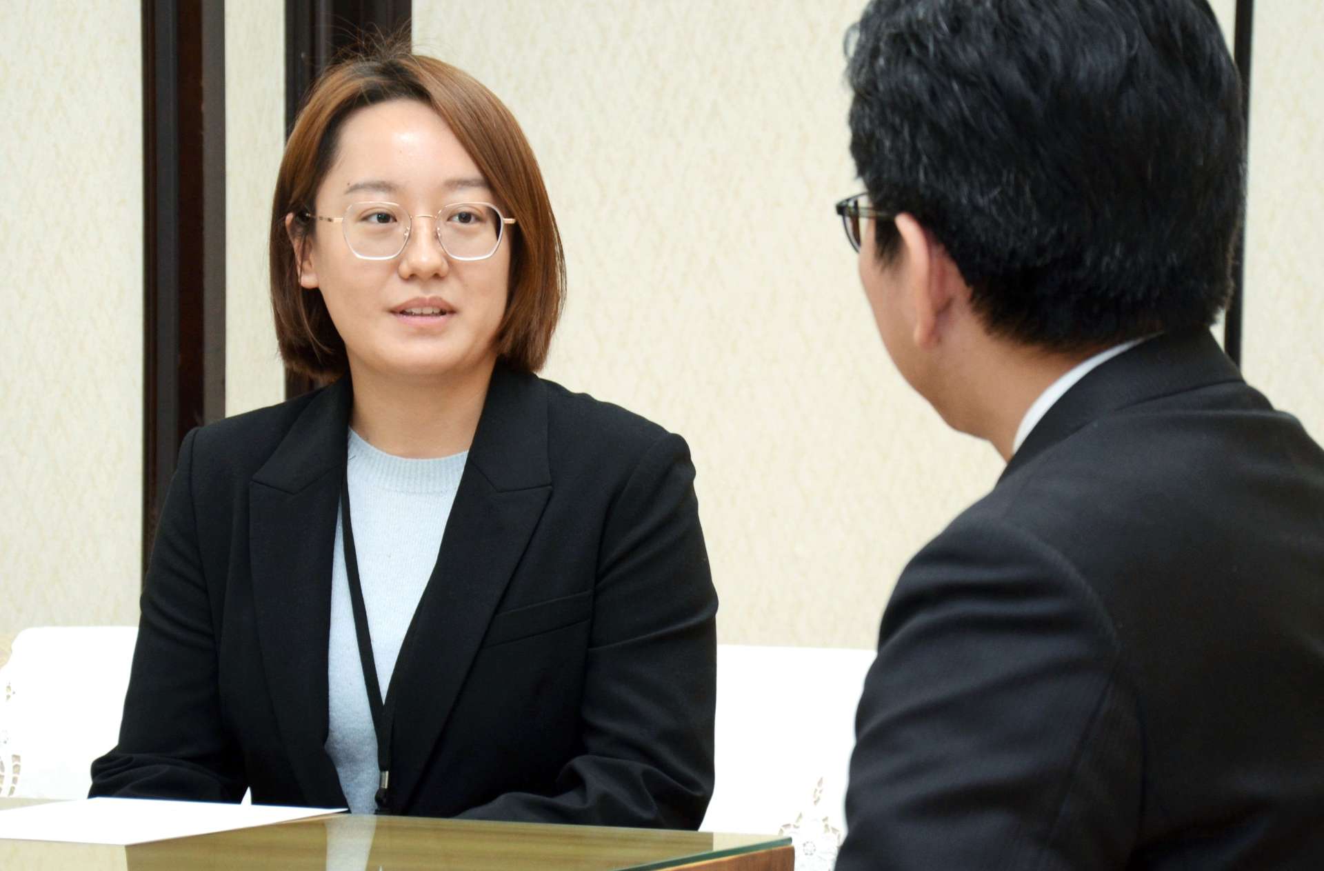 鹿児島市の国際交流アドバイザーに就任した尹玥さん＝１０日、同市役所