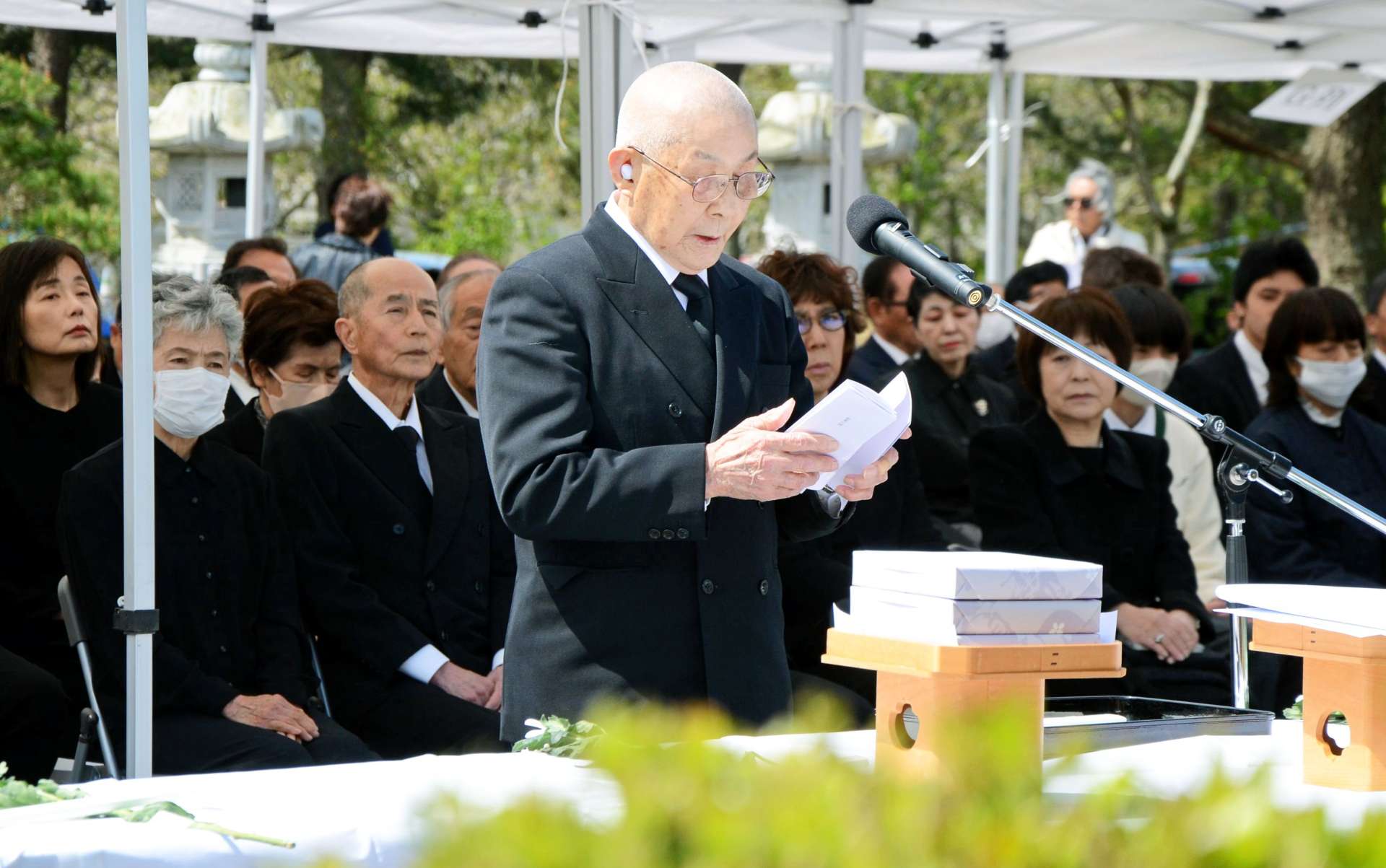 あいさつする元飛行第６６戦隊の上野辰熊さん＝１３日、南さつま市の万世特攻平和祈念館