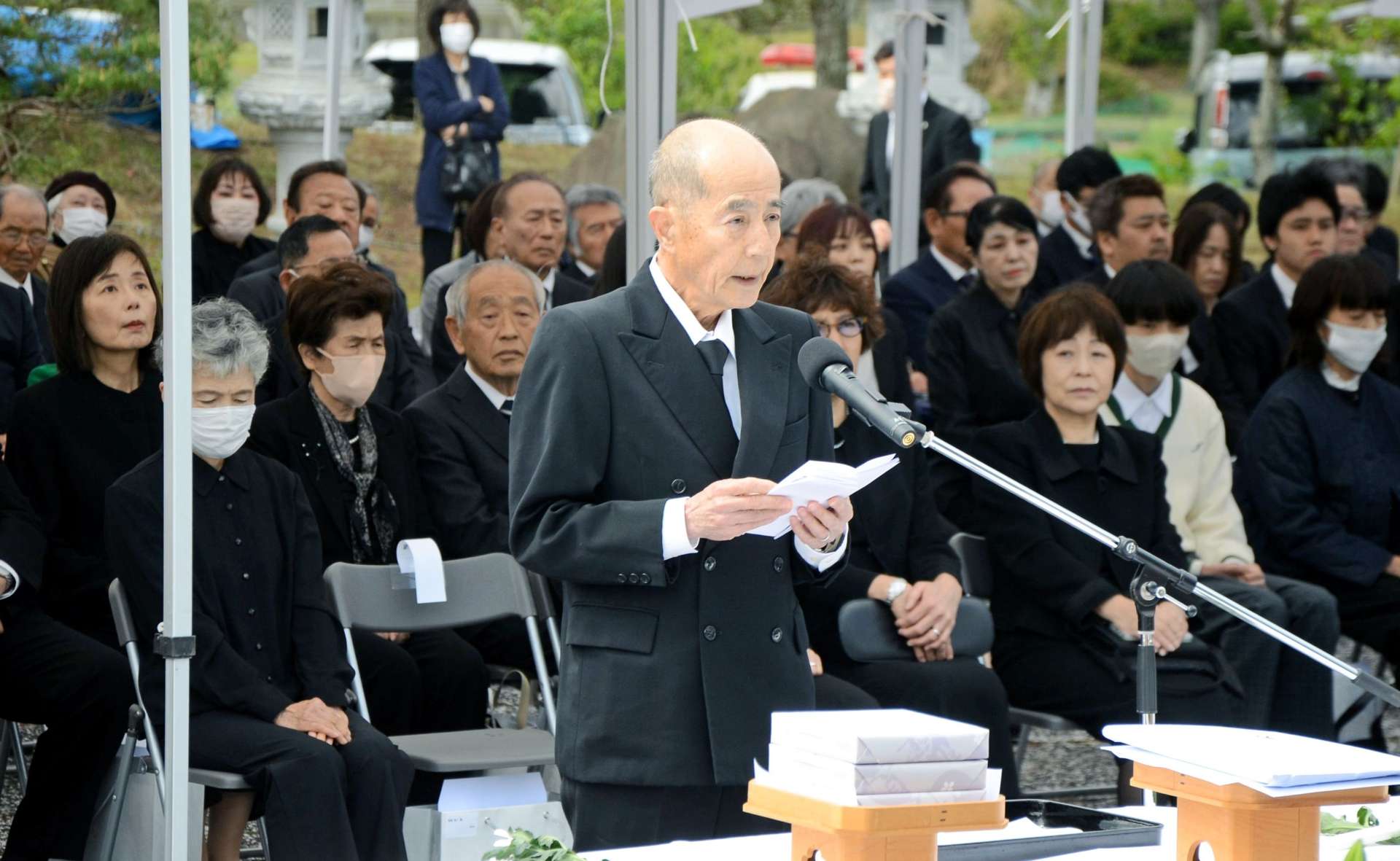 遺族代表であいさつする毛利良一さん＝１３日、南さつま市の万世特攻平和祈念館
