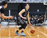 第４クオーター、敵陣に攻め込むレブナイズの井上＝西原商会アリーナ