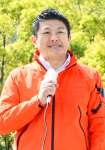 街頭演説する神谷宗幣代表＝１３日、鹿児島市山下町の中央公民館前