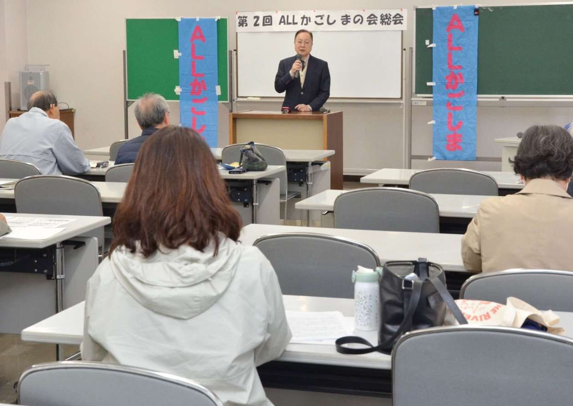 ＡＬＬかごしまの会総会であいさつする高岡茂共同代表＝１３日、鹿児島市の宝山ホール