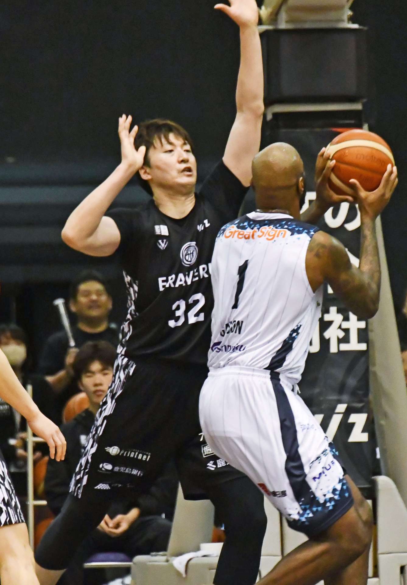 体を張った守備を見せるレブナイズの武藤（３２）＝西原商会アリーナ