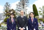 隊員の遺書や手紙を読み上げた高校生と遺族の毛利良一さん＝１３日午後０時半ごろ、南さつま市の万世特攻平和祈念館