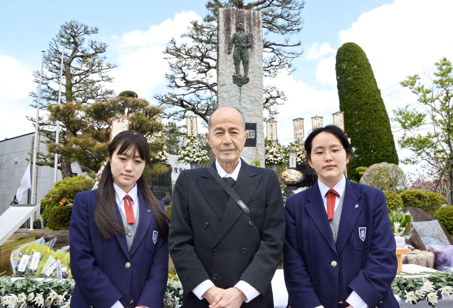 隊員の遺書や手紙を読み上げた高校生と遺族の毛利良一さん＝１３日午後０時半ごろ、南さつま市の万世特攻平和祈念館