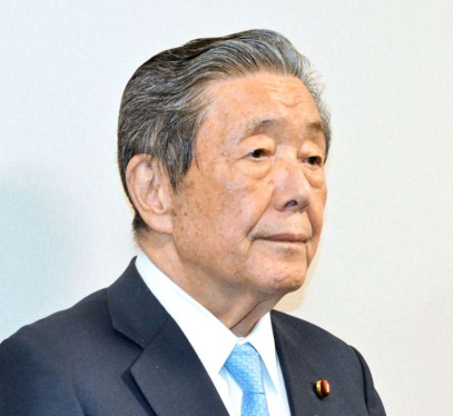 記者団の質問に答える森山裕幹事長＝１３日、指宿市の市民会館