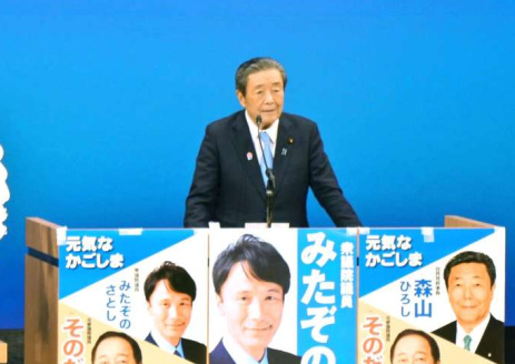 会合で講演する森山裕幹事長＝１３日、指宿市の市民会館