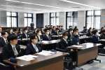 合同入社式に出席した新社会人ら＝８日、鹿屋市新川町の鹿屋商工会議所