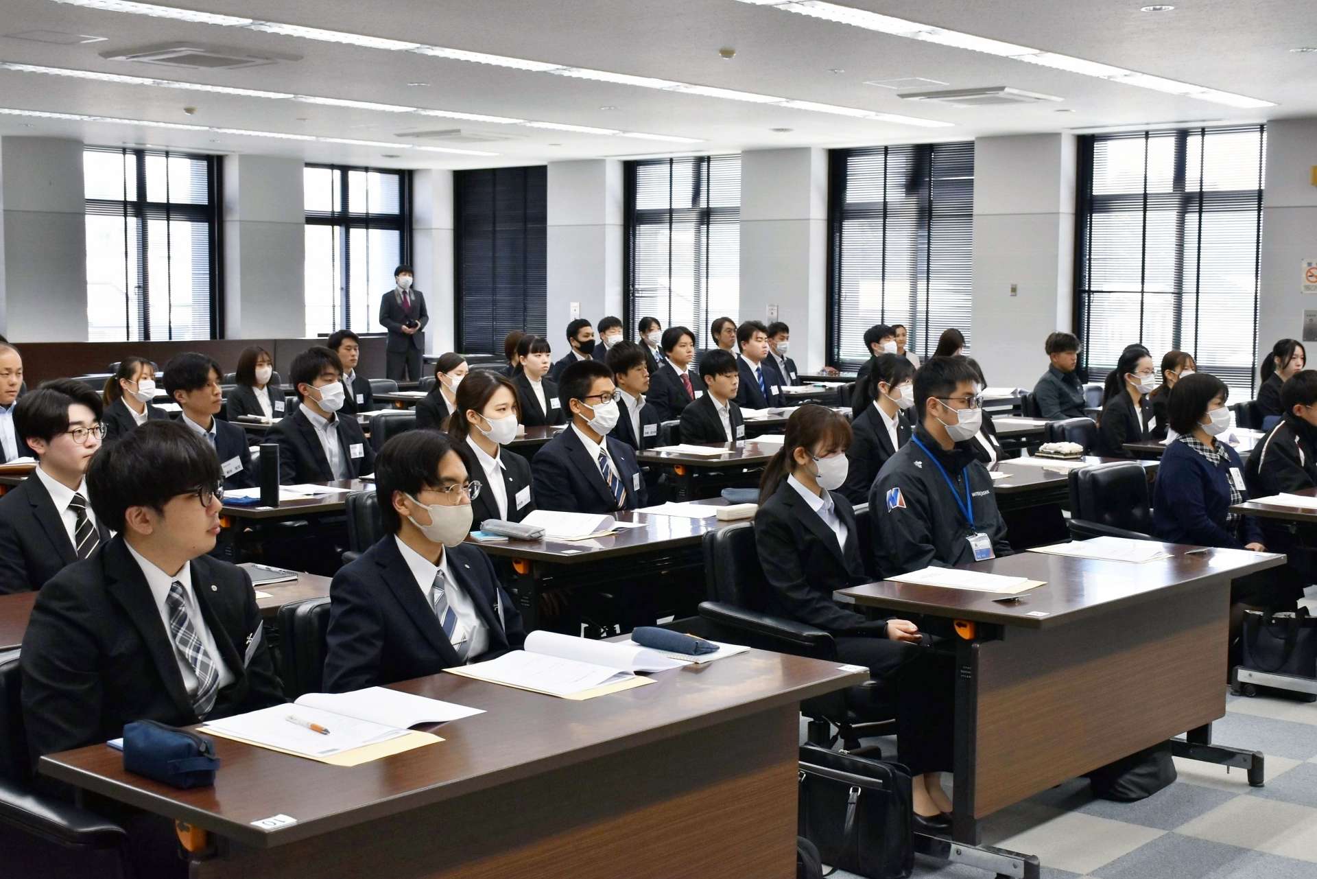 合同入社式に出席した新社会人ら＝８日、鹿屋市新川町の鹿屋商工会議所