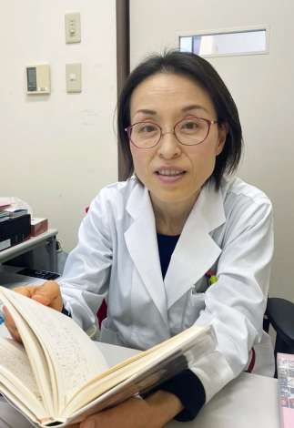 日記を手に９年前の熊本地震を振り返る高木みかさん＝熊本市の国立病院機構熊本医療センター