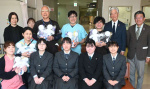 キワニスドールを病院に贈った野田女子高校の生徒ら（手前）＝７日、出水市の出水総合医療センター