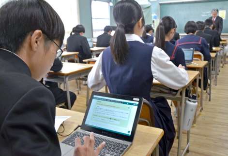 学習用端末を使って理科の試験に臨む中学生＝１４日午前、鹿児島市の伊敷中学校