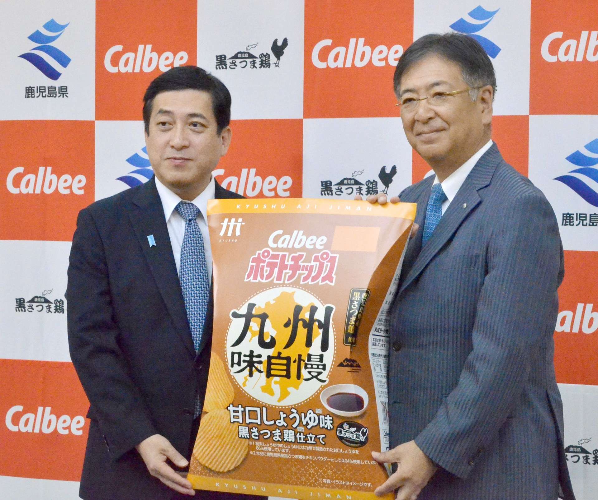 カルビー鹿児島工場操業５０周年を記念した「鹿児島の味」ポテトチップスをＰＲする江原信社長と塩田知事＝１４日、鹿児島県庁