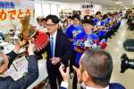 花束やかぶとを贈呈され、祝福を受けるフラーゴラッド鹿児島の選手ら＝１４日、日置市役所
